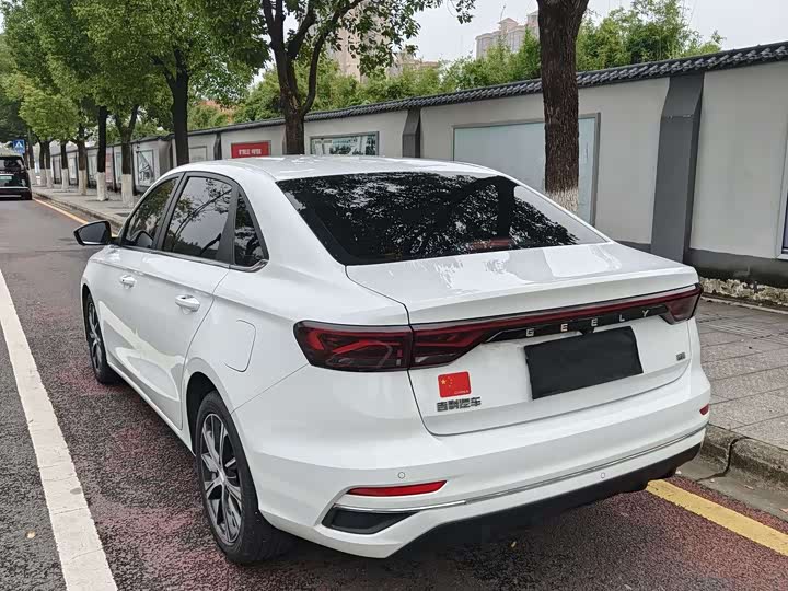 Фото 4 - Geely Emgrand