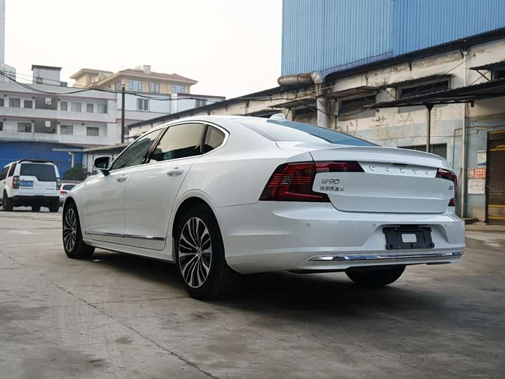 Фото 8 - Volvo S90