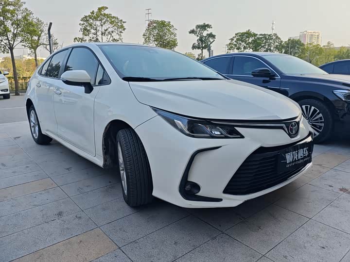 Фото 2 - Toyota Corolla