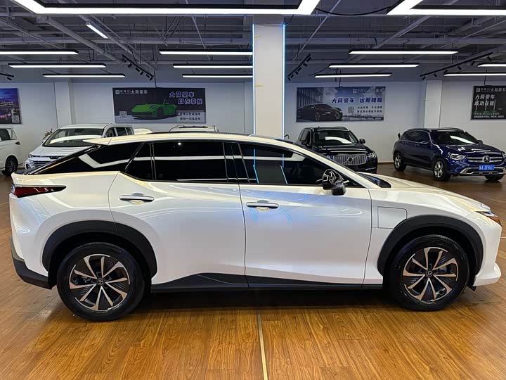 Фото 4 - Lexus RZ