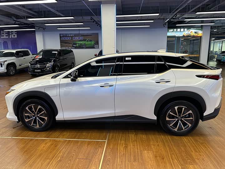 Фото 8 - Lexus RZ