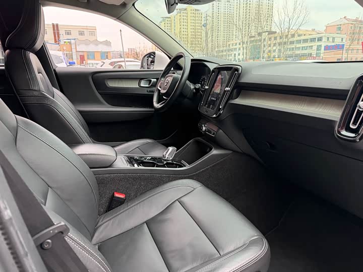 Фото 8 - Volvo XC40