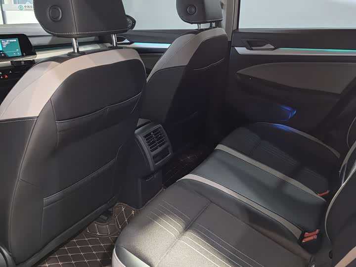 Фото 8 - Volkswagen Golf