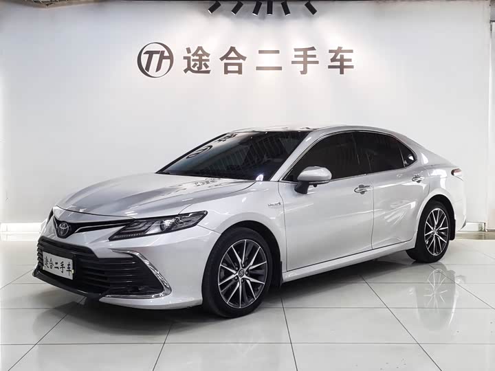 Фото 1 - Toyota Camry
