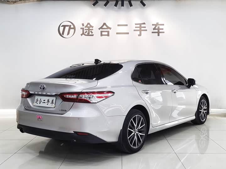 Фото 2 - Toyota Camry