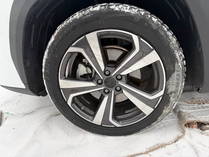 Фото 5 - Geely Atlas L