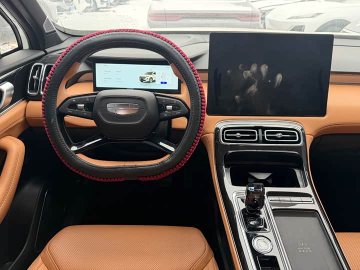 Фото 8 - Geely Atlas L