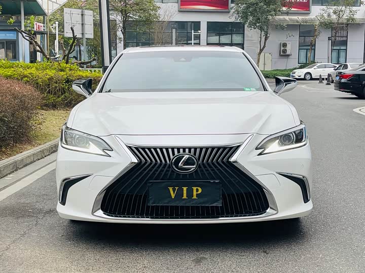 Фото 2 - Lexus ES