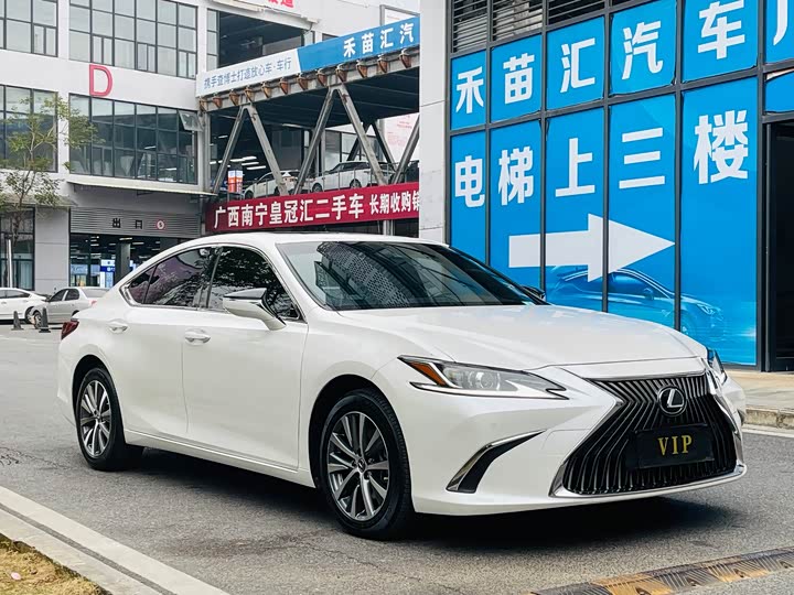 Фото 3 - Lexus ES