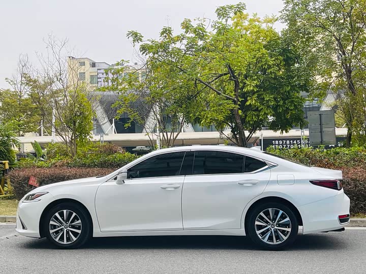 Фото 4 - Lexus ES