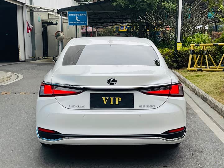 Фото 5 - Lexus ES