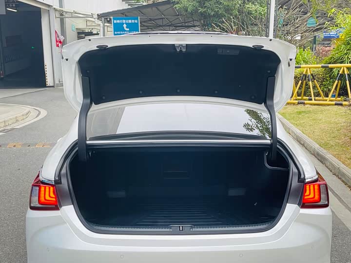 Фото 8 - Lexus ES