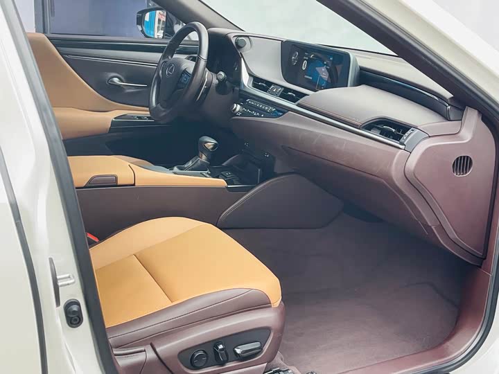 Фото 9 - Lexus ES