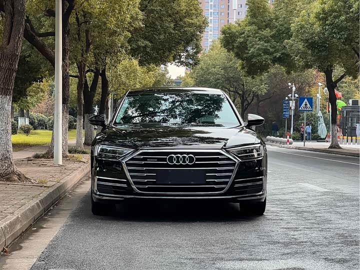 Фото 2 - Audi A8