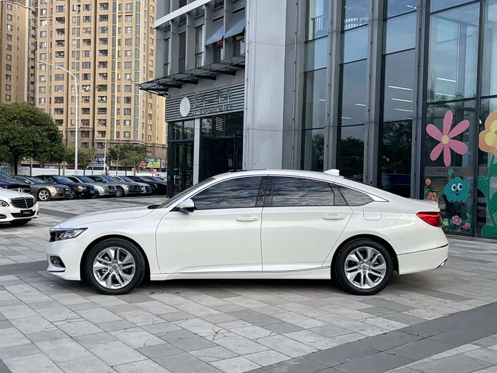 Фото 2 - Honda Accord