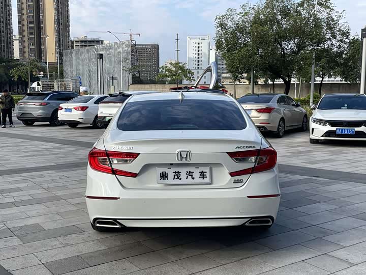 Фото 4 - Honda Accord