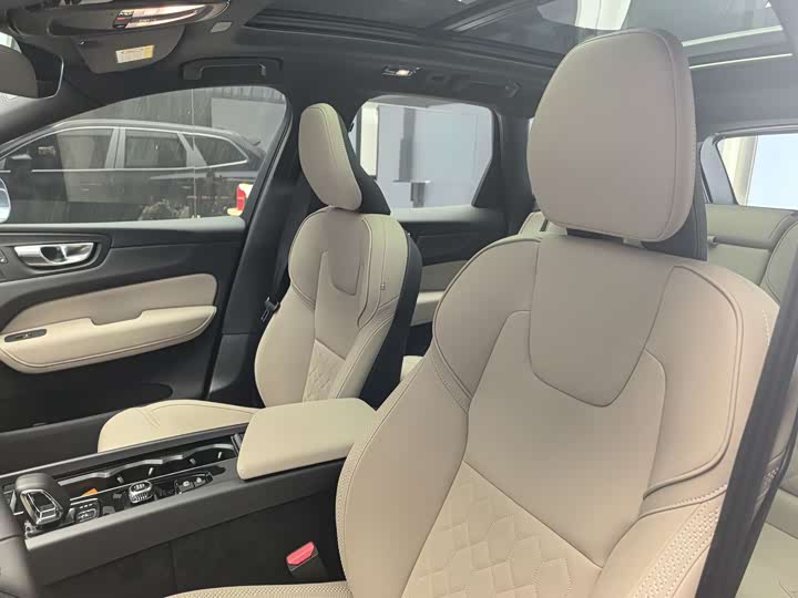 Фото 9 - Volvo XC60