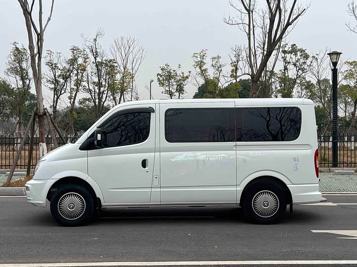 Фото 2 - Maxus V80