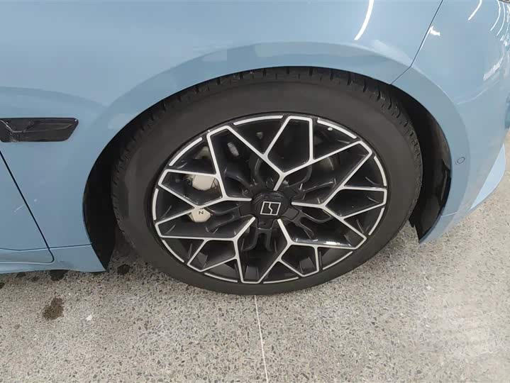 Фото 6 - Zeekr 001