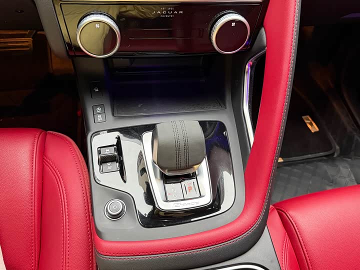 Фото 6 - Jaguar E-Pace