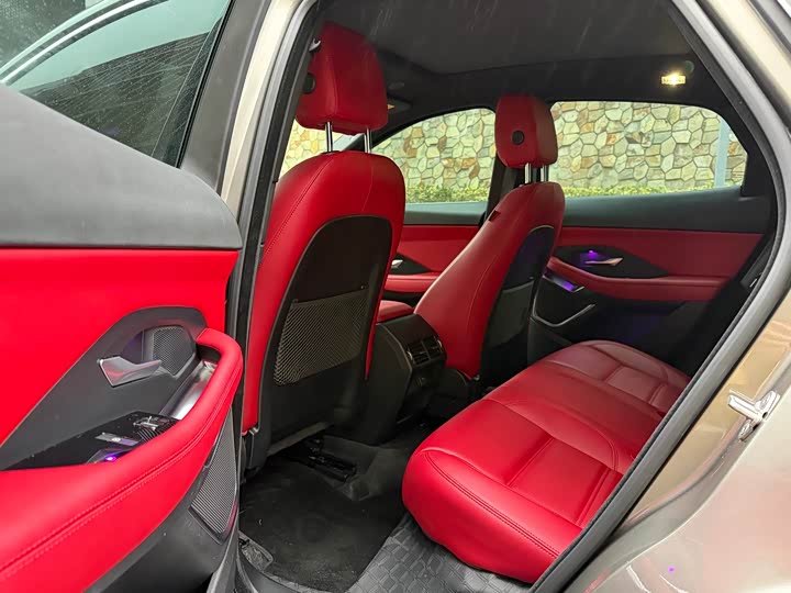 Фото 9 - Jaguar E-Pace