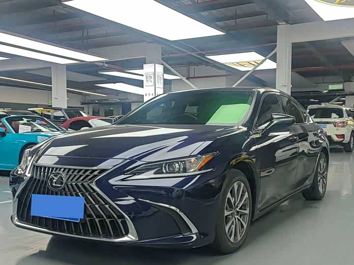 Фото 1 - Lexus ES