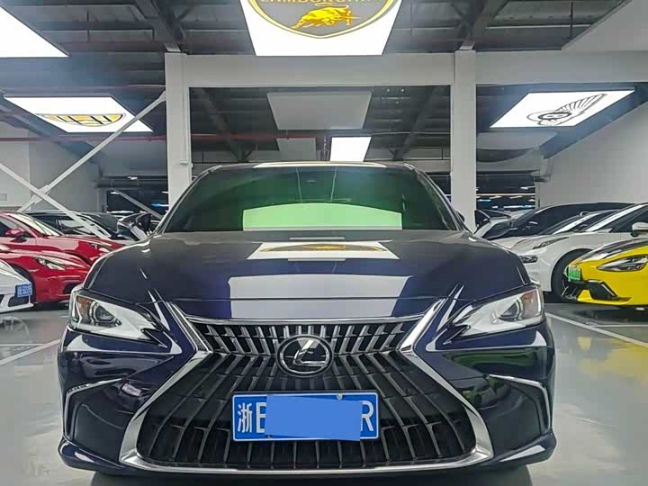 Фото 2 - Lexus ES