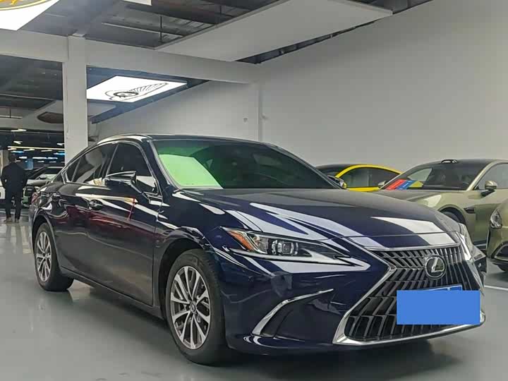 Фото 3 - Lexus ES