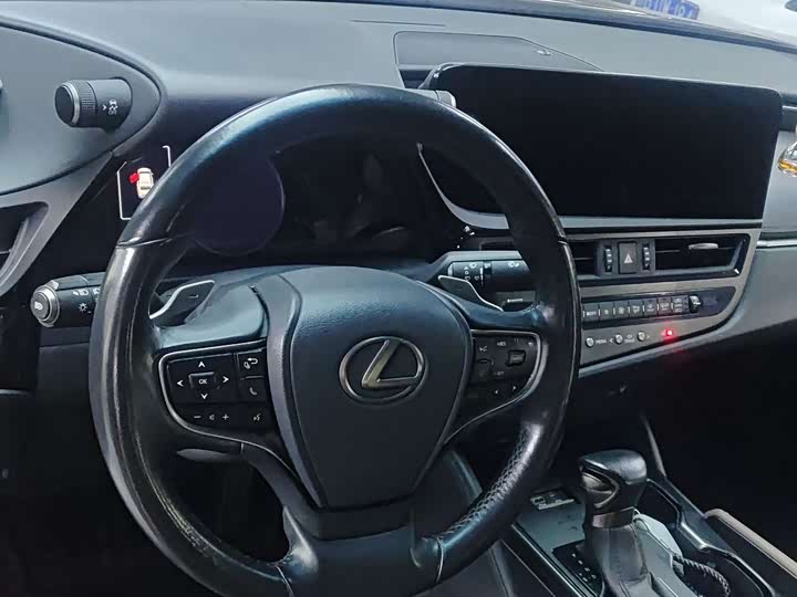 Фото 7 - Lexus ES