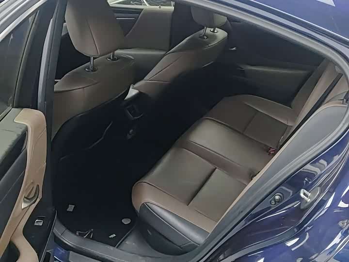 Фото 8 - Lexus ES