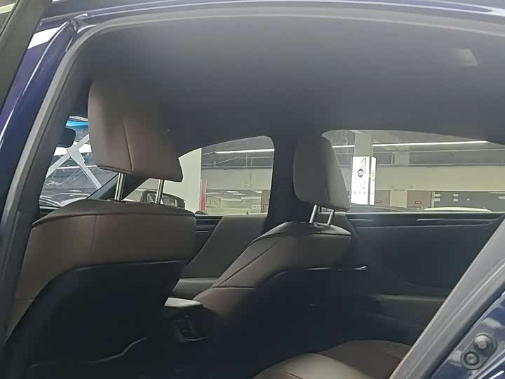 Фото 9 - Lexus ES