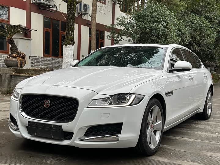 Фото 1 - Jaguar XF L