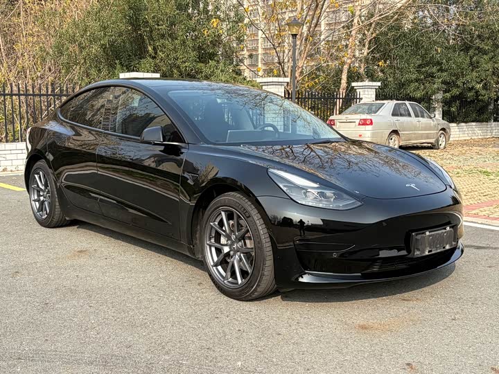 Фото 3 - Tesla Model 3