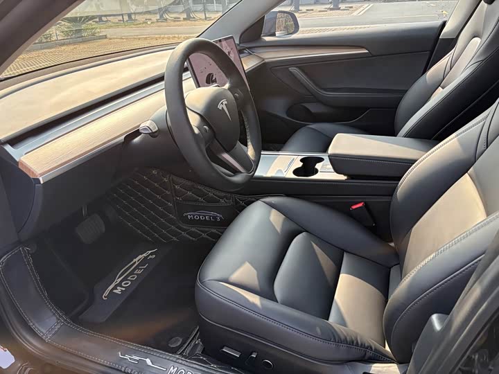 Фото 4 - Tesla Model 3