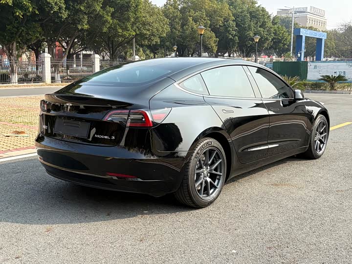 Фото 7 - Tesla Model 3