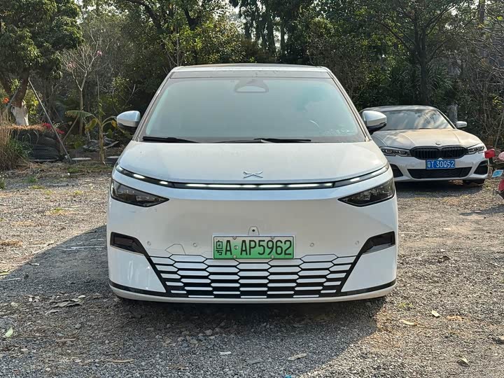 Фото 2 - XPeng X9