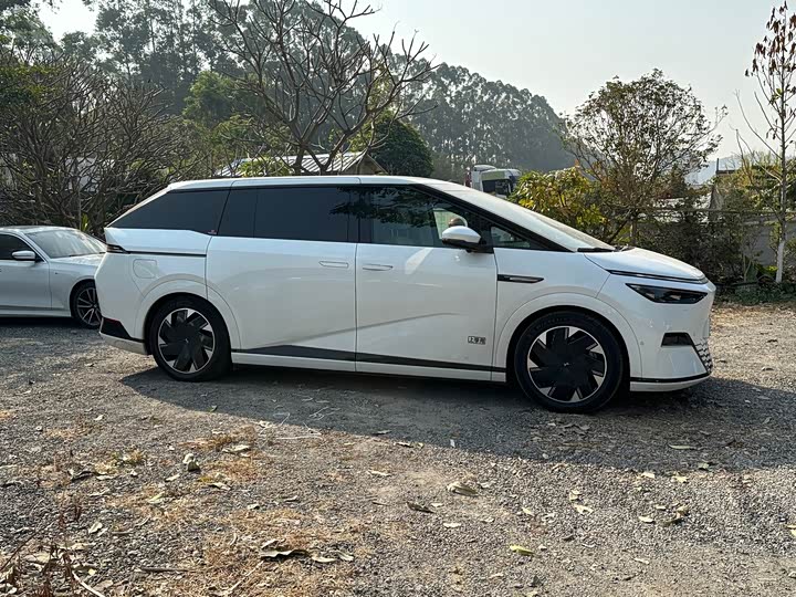 Фото 4 - XPeng X9