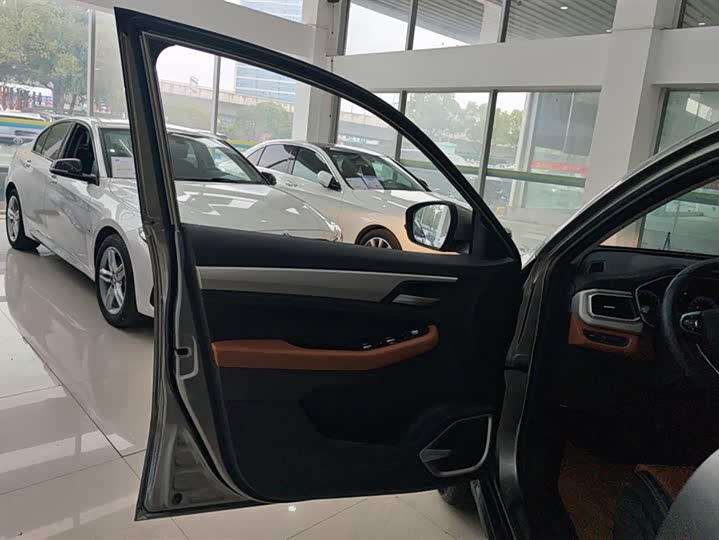 Фото 7 - Geely Vision X6