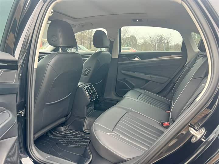 Фото 8 - Volkswagen Passat