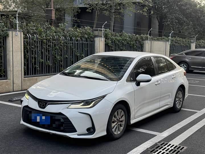 Фото 2 - Toyota Corolla