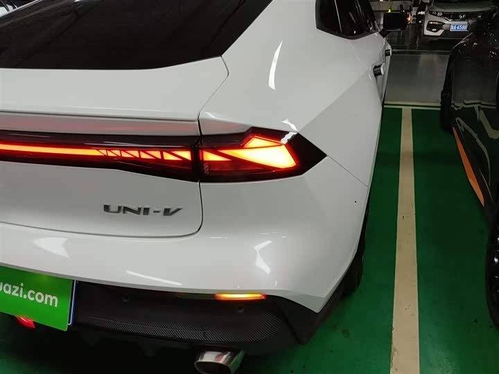 Фото 8 - Changan UNI-V