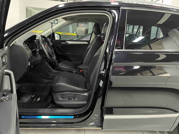 Фото 4 - Volkswagen Tiguan L Pro