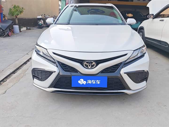 Фото 2 - Toyota Camry