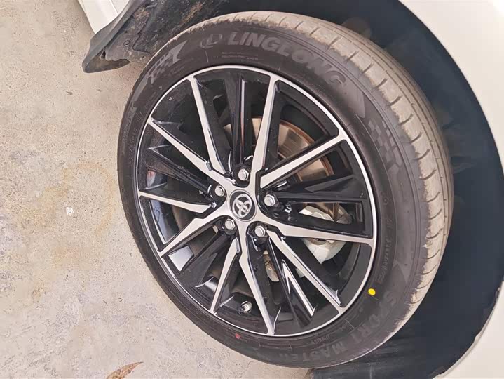 Фото 6 - Toyota Camry