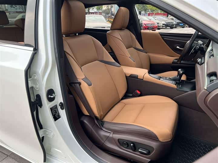 Фото 5 - Lexus ES