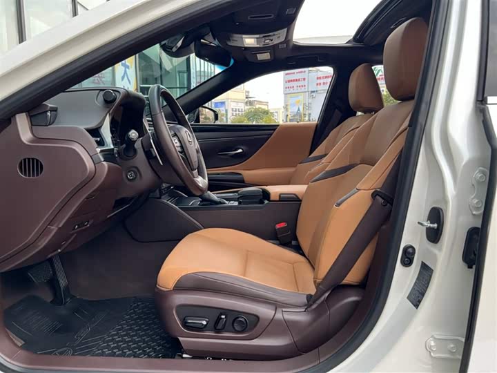 Фото 8 - Lexus ES