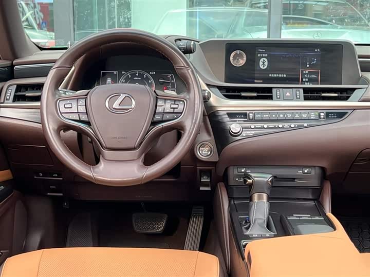 Фото 9 - Lexus ES