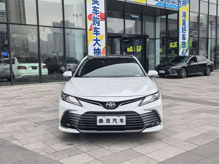 Фото 2 - Toyota Camry