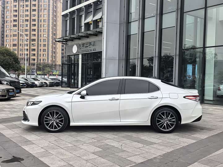 Фото 3 - Toyota Camry