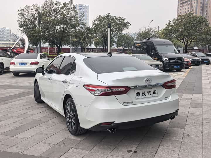 Фото 4 - Toyota Camry